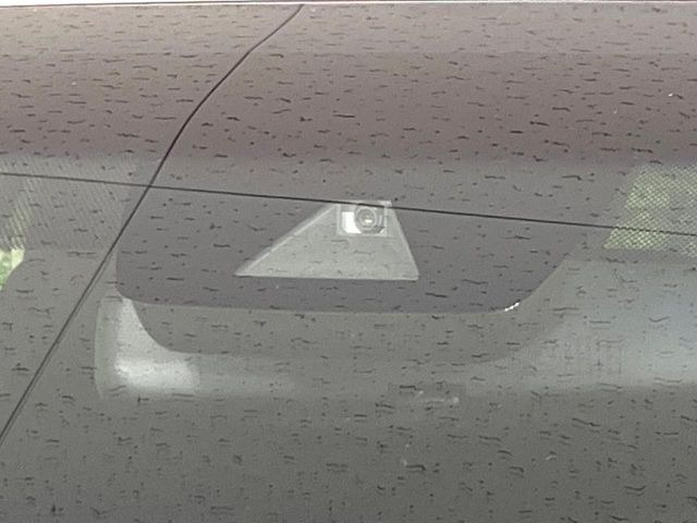 【トヨタセーフティセンス】走行中に前方の車両等を認識し、衝突しそうな時は警報とブレーキで衝突回避と被害軽減をアシスト。より安全にドライブをお楽しみいただけます。