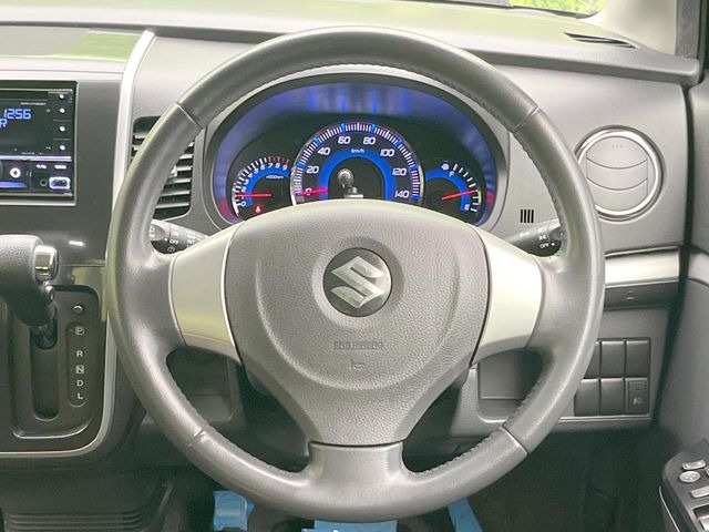 �C���e���A�ɍ��킹���f�U�C���̃X�e�A�����O�́A�^�]�������̂��Ƃ��l���A�^�]���₷���`��A�傫���ł��B�����x�A���ۂɐG���Ă��m���߂��������B