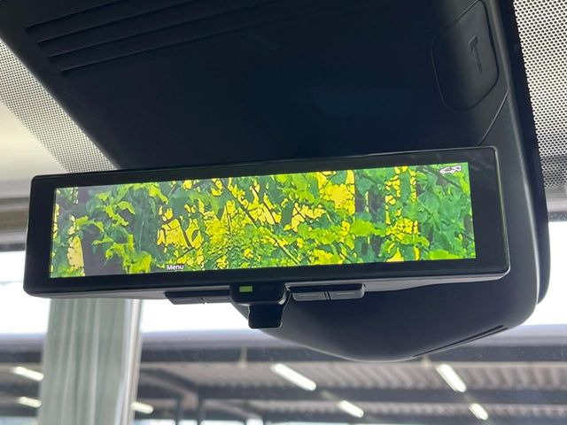 【インテリジェントルームミラー】後席の大きな荷物や同乗者で後方が確認しづらい時でも安心!カメラが撮影した車両後方の映像をルームミラー内に表示。クリアな視界で状況の確認が可能です!
