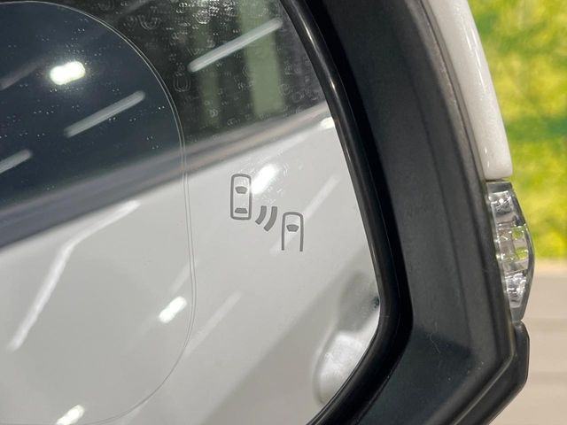 【ブラインドスポットモニター】走行中、ドアミラーの死角になりやすい箇所に後続車が接近するとサイドミラーのレンズに警告を表示!ドライバーに注意喚起をしてくれます。
