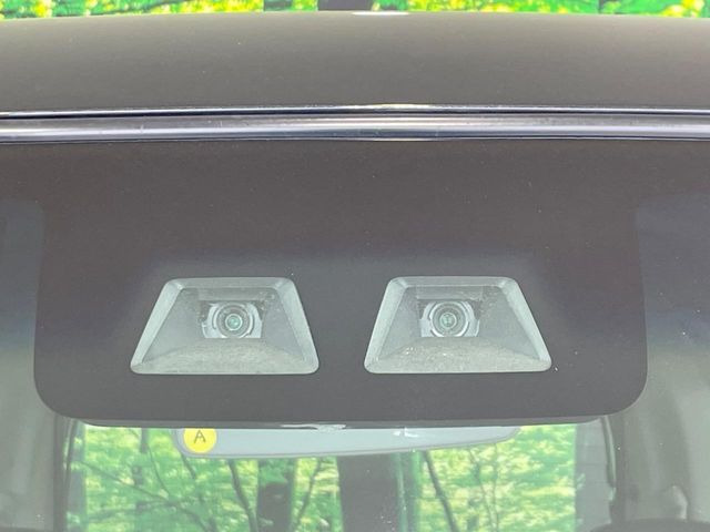 【スマートアシスト】走行中に前方の車両等を認識し、衝突しそうな時は警報とブレーキで衝突回避と被害軽減をアシスト。より安全にドライブをお楽しみいただけます。