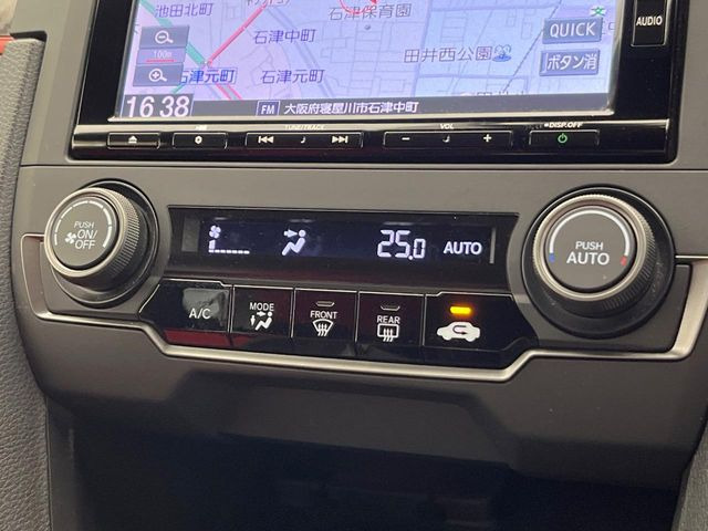 【オートエアコン】一度お好みの温度に設定すれば、車内の温度を検知し風量や温度を自動で調整。暑い&hellip;寒い&hellip;と何度もスイッチ操作をする必要はありません。快適な車内空間には必須の機能ですね♪