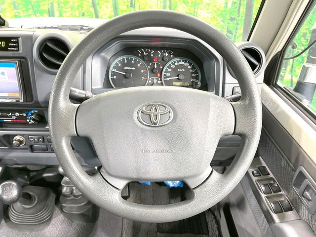 �C���e���A�ɍ��킹���f�U�C���̃X�e�A�����O�́A�^�]�������̂��Ƃ��l���A�^�]���₷���`��A�傫���ł��B�����x�A���ۂɐG���Ă��m���߂��������B