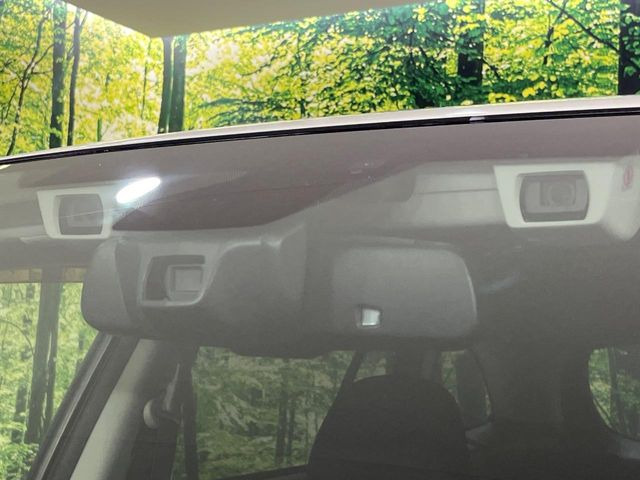 【アイサイトVer3】前方の車両等を検知し、衝突しそうな時は警報で注意を促し、ブレーキを踏む力をサポート。ブレーキを踏めなかった場合は衝突被害軽減ブレーキが作動、衝突回避をサポートします。