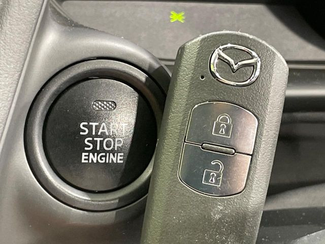 【アドバンストキー】カバンやポケットに入れたままでもドアの施錠・解錠が可能なスマートキーを装備。エンジンのオン・オフ時もカギを取り出す必要が無いからとっても便利です♪