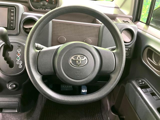�C���e���A�ɍ��킹���f�U�C���̃X�e�A�����O�́A�^�]�������̂��Ƃ��l���A�^�]���₷���`��A�傫���ł��B�����x�A���ۂɐG���Ă��m���߂��������B