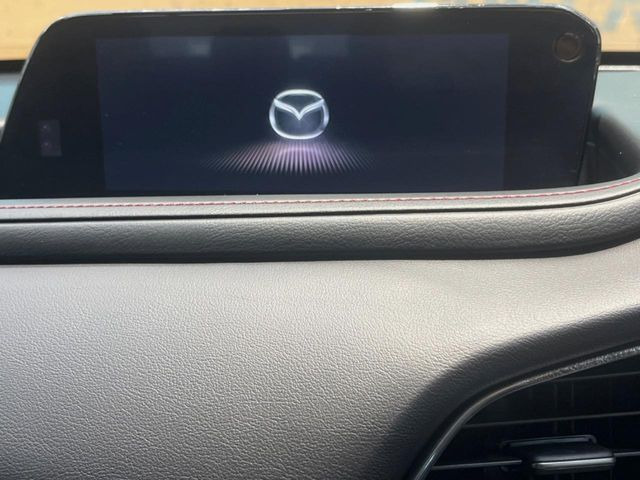 【8.8インチマツダコネクト】車内の雰囲気にマッチした大型のディスプレイ。スマホ接続でのナビ使用やBluetooth再生等、様々な機能が楽しめます。直感的なダイヤル操作が可能で、使い勝手も良好です。
