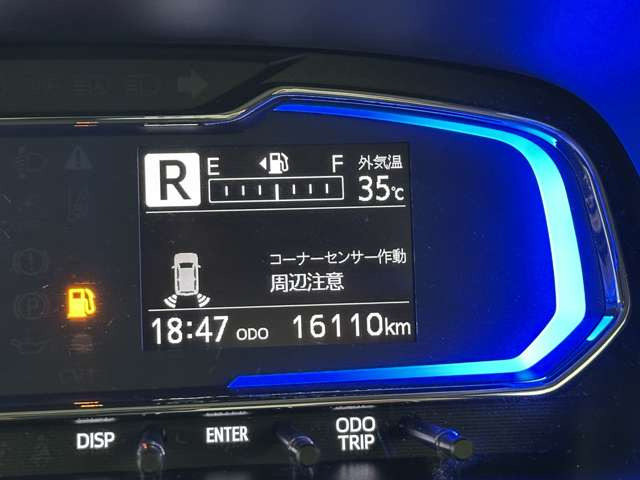 点検や修理でお越しの際はゆっくりくつろぎながらお待ちいただけるように、大きなソファ席もご用意しております♪テレビを見ながらのんびりお待ちください(^&omega;^)