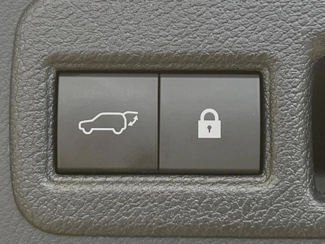 【パワーバックドア】スマートキーや運転席のボタンを押すだけでリアゲートが自動で開閉します!荷物を持っている時や、高い位置にあるバックドアを閉める際に便利な機能です♪