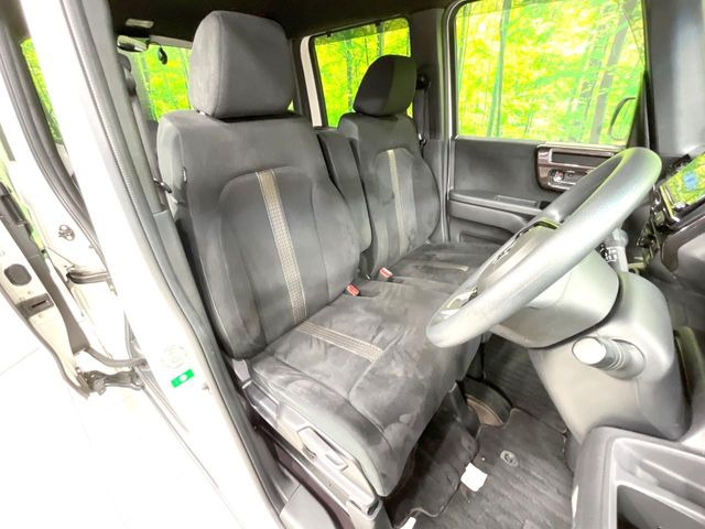 運転席まわりには十分なスペースがあり、大柄な方でもゆったり運転していただける環境です。