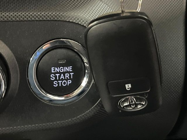 【キーフリーシステム】カバンやポケットに入れたままでもドアの施錠・解錠が可能なスマートキーを装備。エンジンのオン・オフ時もカギを取り出す必要が無いからとっても便利です♪