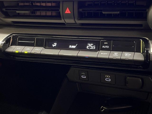 【オートエアコン】一度お好みの温度に設定すれば、車内の温度を検知し風量や温度を自動で調整。暑い&hellip;寒い&hellip;と何度もスイッチ操作をする必要はありません。快適な車内空間には必須の機能ですね♪
