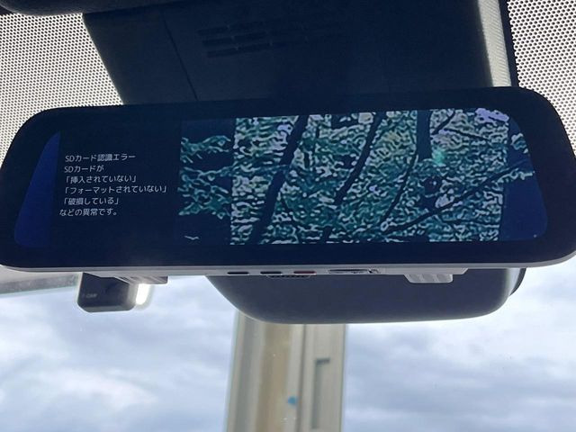 【デジタルインナーミラー】後席の大きな荷物や同乗者で後方が確認しづらい時でも安心!カメラが撮影した車両後方の映像をルームミラー内に表示。クリアな視界で状況の確認が可能です!