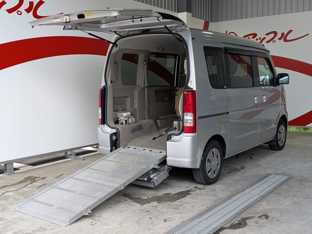 エブリイワゴンウィズ 車いす移動車 リヤシート付 電動固定式 4WD