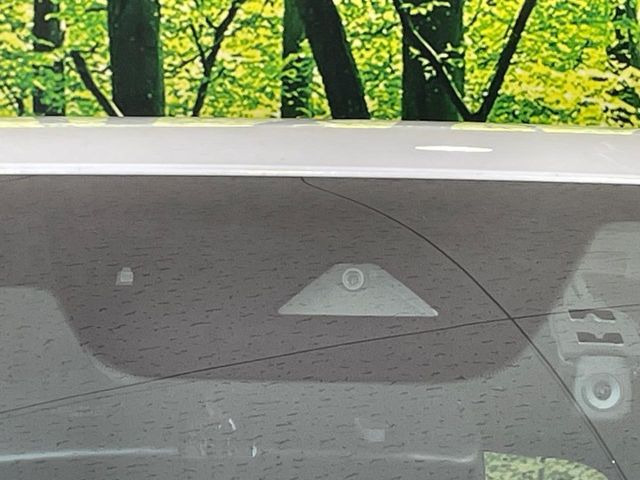 【i-ACTIVESENSE】走行中に前方の車両等を認識し、衝突しそうな時は警報とブレーキで衝突回避と被害軽減をアシスト。より安全にドライブをお楽しみいただけます。