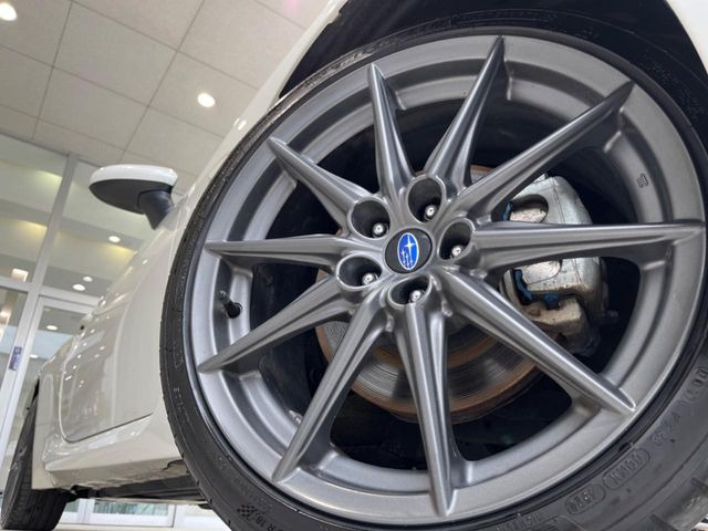 �y����18�C���`�A���~�z�C�[���z�O�ςɃ}�b�`���������A���~�z�C�[���𑕒����Ă���܂��B�e��ЊO�A���~�z�C�[����A�X�^�b�h���X�^�C�����戵�����Ă���܂��B���񂲑��k����������