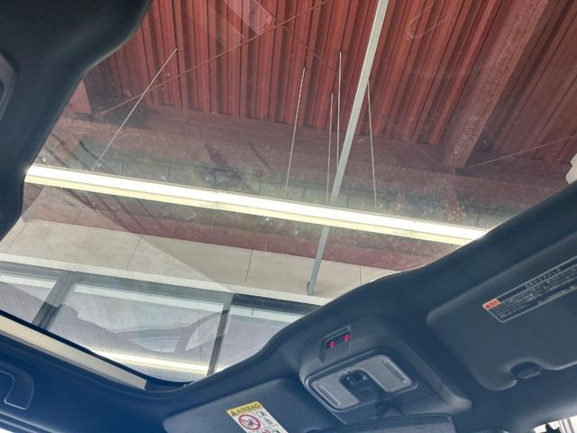 【サンルーフ】開放感たっぷりの希少装備、サンルーフが装着されています!車内に明かりを取り入れたり景色を楽しむ以外にも、車内の空気も簡単に換気できて快適です!