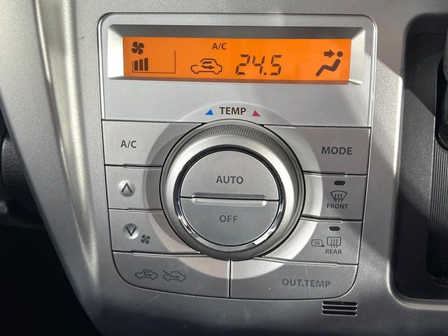 【オートエアコン】一度お好みの温度に設定すれば、車内の温度を検知し風量や温度を自動で調整。暑い&hellip;寒い&hellip;と何度もスイッチ操作をする必要はありません。快適な車内空間には必須の機能ですね♪