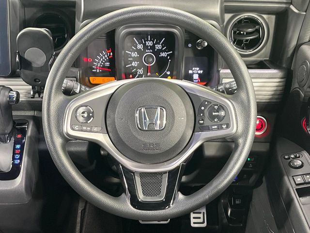 �C���e���A�ɍ��킹���f�U�C���̃X�e�A�����O�́A�^�]�������̂��Ƃ��l���A�^�]���₷���`��A�傫���ł��B�����x�A���ۂɐG���Ă��m���߂��������B