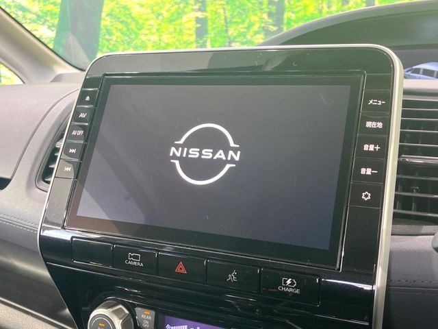 【メーカー純正10型ナビ】インテリアに溶け込むスタイリッシュな「専用設計」メーカーナビを装備♪視認性や操作性など基本性能にも優れ、より上質なカーライフをお楽しみいただけます。
