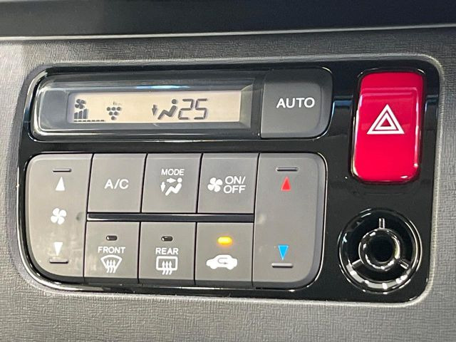 【オートエアコン】一度お好みの温度に設定すれば、車内の温度を検知し風量や温度を自動で調整。暑い&hellip;寒い&hellip;と何度もスイッチ操作をする必要はありません。快適な車内空間には必須の機能ですね♪