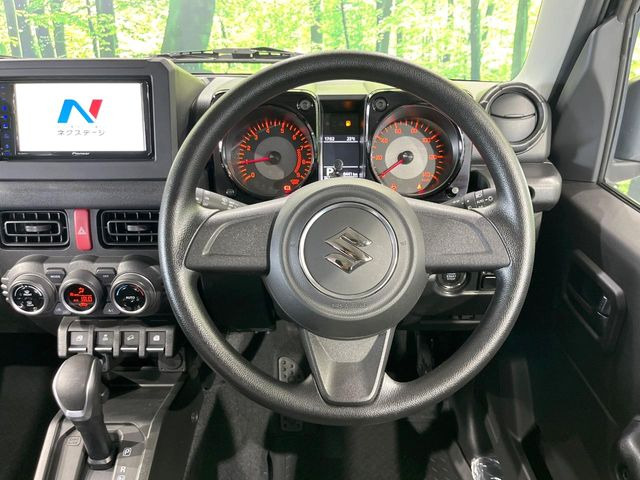 �C���e���A�ɍ��킹���f�U�C���̃X�e�A�����O�́A�^�]�������̂��Ƃ��l���A�^�]���₷���`��A�傫���ł��B�����x�A���ۂɐG���Ă��m���߂��������B