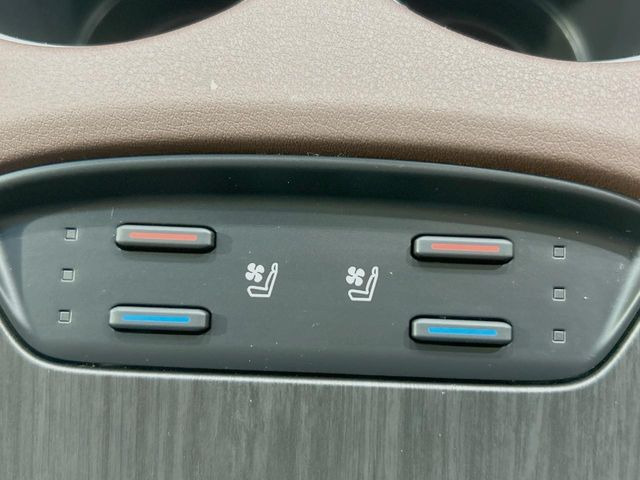 【シートヒーター&ベンチレーション】夏場は涼しい風でお尻や背中の熱やムレを防ぎ、冬はエアコンよりも早く温まってポカポカに!季節を問わず快適に過ごせます。