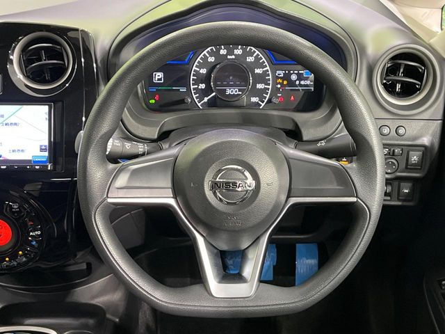 �C���e���A�ɍ��킹���f�U�C���̃X�e�A�����O�́A�^�]�������̂��Ƃ��l���A�^�]���₷���`��A�傫���ł��B�����x�A���ۂɐG���Ă��m���߂��������B