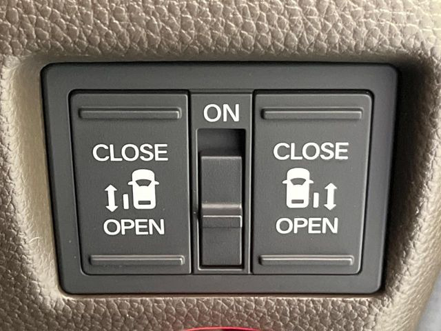 【両側パワースライドドア】スマートキーや運転席のスイッチで後席両側スライドドアの開閉が可能♪電動だから力を入れてドアを開ける必要が無く、小さなお子様でも簡単に開け閉めでき快適です♪