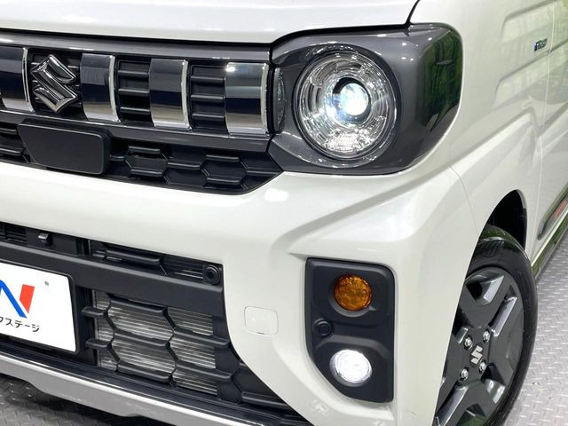 【LEDヘッドライト】悪天候や夜間走行時も良好な視界を確保し安心して運転できる高輝度LEDヘッドライトを装備!点灯速度が早く、消費電力も抑えられています。