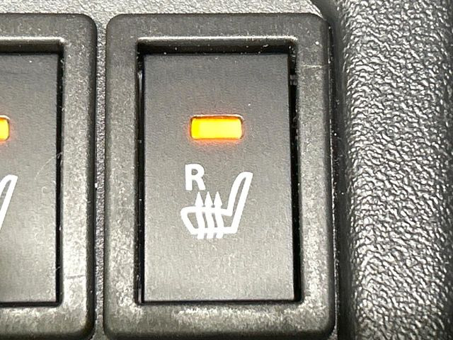 【シートヒーター】寒い日に重宝するシートヒーター!エアコンより早く温まってくれるので寒がりの人も安心ですね♪エアコンの温風は乾燥するから苦手、という方にもをおすすめです。