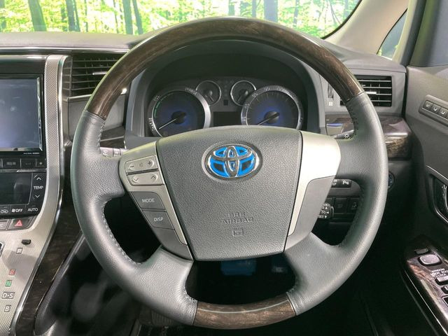�C���e���A�ɍ��킹���f�U�C���̃X�e�A�����O�́A�^�]�������̂��Ƃ��l���A�^�]���₷���`��A�傫���ł��B�����x�A���ۂɐG���Ă��m���߂��������B