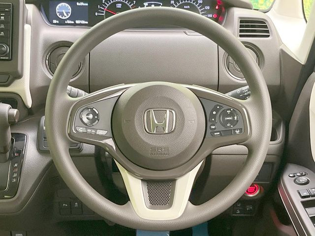 インテリアに合わせたデザインのステアリングは、運転される方のことも考え、運転しやすい形状、大きさです。是非一度、実際に触ってお確かめください。