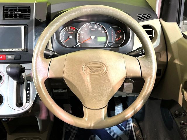 �C���e���A�ɍ��킹���f�U�C���̃X�e�A�����O�́A�^�]�������̂��Ƃ��l���A�^�]���₷���`��A�傫���ł��B�����x�A���ۂɐG���Ă��m���߂��������B