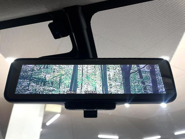 【インテリジェントルームミラー】後席の大きな荷物や同乗者で後方が確認しづらい時でも安心!カメラが撮影した車両後方の映像をルームミラー内に表示。クリアな視界で状況の確認が可能です!