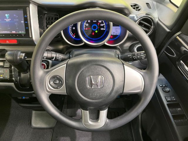 インテリアに合わせたデザインのステアリングは、運転される方のことも考え、運転しやすい形状、大きさです。是非一度、実際に触ってお確かめください。