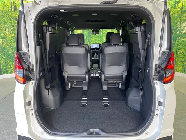 普段のお買い物や通勤、送迎等に十分な荷室スペースを確保しております。3列目を跳ね上げると、大きな荷物の積載も可能です♪