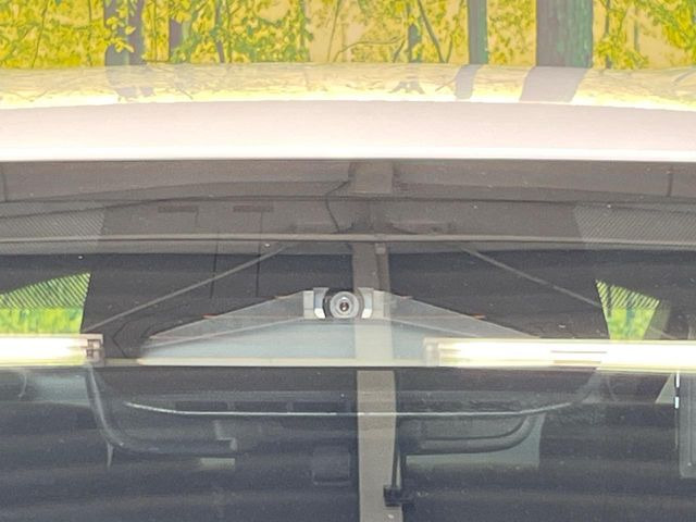 【トヨタセーフティセンス】走行中に前方の車両等を認識し、衝突しそうな時は警報とブレーキで衝突回避と被害軽減をアシスト。より安全にドライブをお楽しみいただけます。