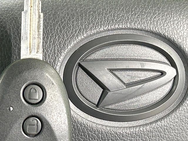 【キーレス】少し離れた場所からでもボタン一つでドアの開錠・施錠ができるのでとっても便利!ドアの鍵穴周りに傷をつけることもありません♪