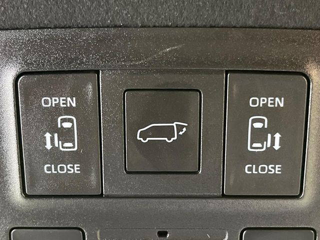 【パワーバックドア】スマートキーや運転席のボタンを押すだけでリアゲートが自動で開閉します!荷物を持っている時や、高い位置にあるバックドアを閉める際に便利な機能です♪