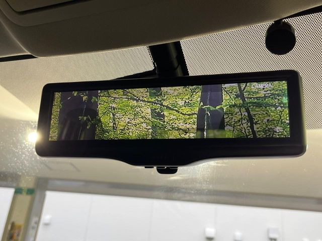 【インテリジェントルームミラー】後席の大きな荷物や同乗者で後方が確認しづらい時でも安心!カメラが撮影した車両後方の映像をルームミラー内に表示。クリアな視界で状況の確認が可能です!