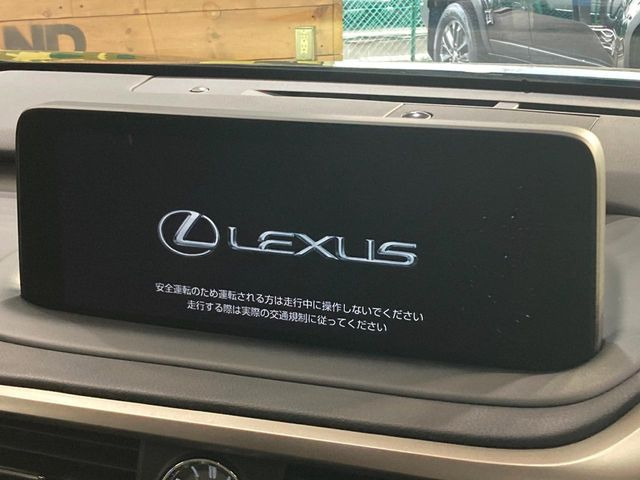 【12.3インチワイドナビ】高級感とインパクトのある大型ワイドナビを装備。各種オーディオ操作はもちろん、横長ワイド画面でのマップ2分割表示など、利便性も高いナビです♪