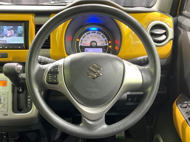 �C���e���A�ɍ��킹���f�U�C���̃X�e�A�����O�́A�^�]�������̂��Ƃ��l���A�^�]���₷���`��A�傫���ł��B�����x�A���ۂɐG���Ă��m���߂��������B
