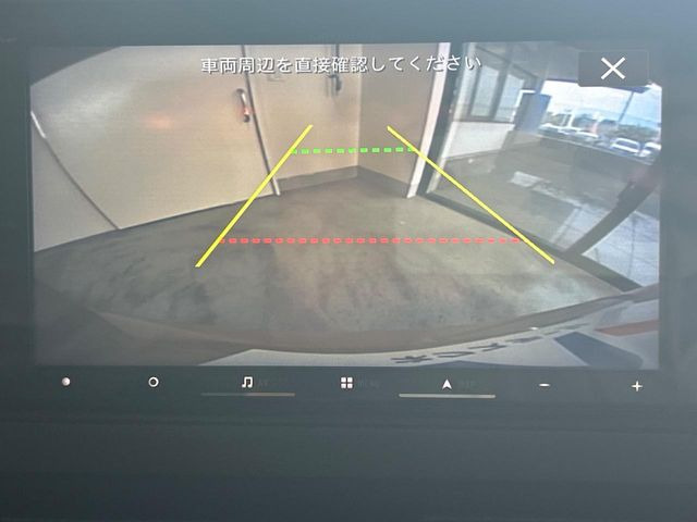 【バックカメラ】駐車時に後方がリアルタイム映像で確認できます。大型商業施設や立体駐車場での駐車時や、夜間のバック時に大活躍!運転スキルに関わらず、今や必須となった装備のひとつです!