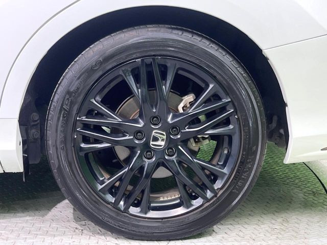 【純正18インチアルミホイール】外観にマッチした純正アルミホイールを装着しております。各種社外アルミホイールや、スタッドレスタイヤも取扱いしております。是非ご相談ください♪