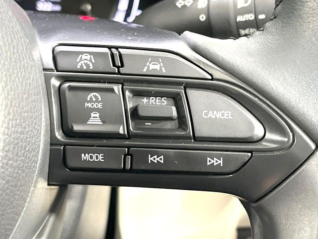 【レーダークルーズコントロール】高速道路での長距離走行が楽に!!自動で速度を保つクルーズコントロールが、衝突軽減システムと連携し、前方の車両を感知して車間を保つように速度調節してくれます!!
