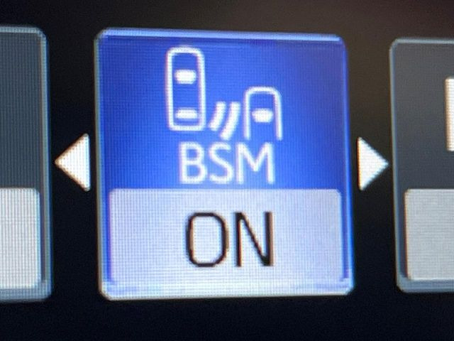 【ブラインドスポットモニター】走行中、ドアミラーの死角になりやすい箇所に後続車が接近するとサイドミラーのレンズに警告を表示!ドライバーに注意喚起をしてくれます。