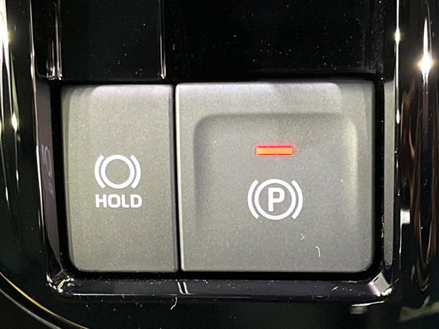 【電動パーキングブレーキ】パーキングブレーキは便利な電動式!ボタン一つで操作でき、アクセルを踏めば自動で解除されます♪レバーやペダルが無いので運転席廻りもすっきりしますね♪