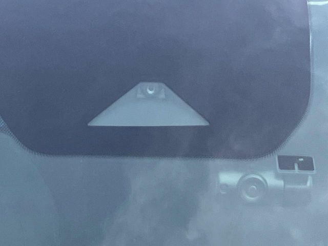 【インテリジェントエマージェンシーブレーキ】フロントカメラで前方の車両や歩行者を検知。衝突しそうな時は衝突被害軽減ブレーキが作動、衝突回避をサポート。より安全にドライブをお楽しみいただけます。