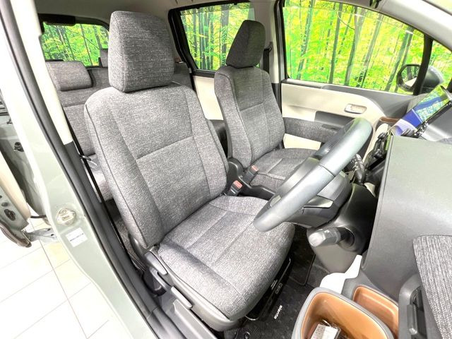 運転席まわりには十分なスペースがあり、大柄な方でもゆったり運転していただける環境です。